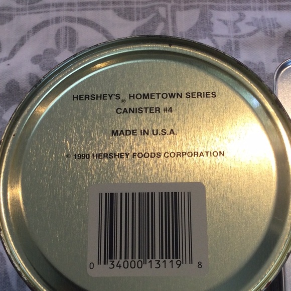 Set of four vintage tins, Hershey Chocolate 1990, 2001 and Reese’s 1997 - Picture 15 of 16